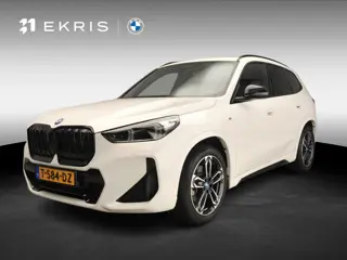 BMW iX1 xDrive30  M-Sportpakket | LED | Leder | Navigatie | Schuifdak | Sportstoelen | DAB | Harman-