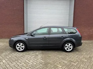Foto 12 van Ford Focus Wagon 1.6-16V Automaat Airco Cruise Trekhaak