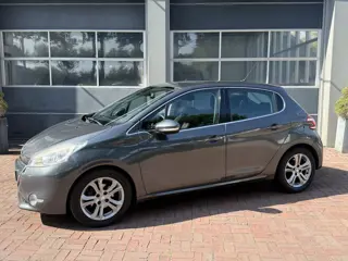 Peugeot 208 1.2 VTi Allure km 112.000 Bj 2014 Navi,16Inch,Clima,Cv Dealer onderhouden !!