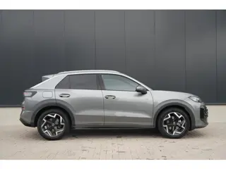 Foto 14 van Volkswagen T-Roc 1.5 TSI R-Line Edition 150pk - ACC - Blindspot - Navi - Camera -Stoel/Stuurverwarmi