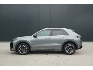 Foto 18 van Volkswagen T-Roc 1.5 TSI R-Line Edition 150pk - ACC - Blindspot - Navi - Camera -Stoel/Stuurverwarmi