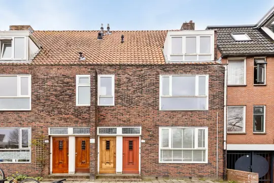 Woning aan de Winschoterdiep te Groningen