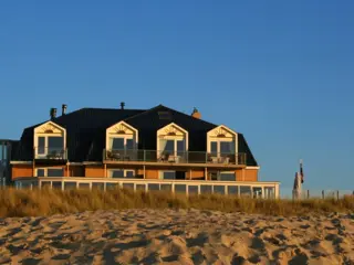 Prima hotelkamer met balkon aan het strand van Texel