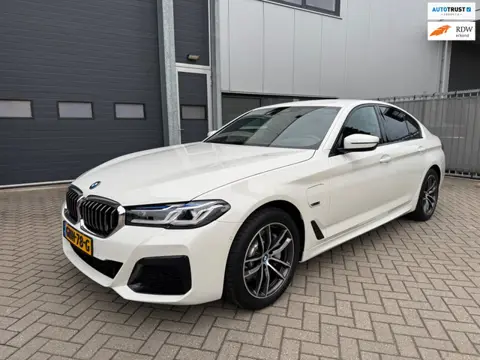 BMW 5-serie 530e M-SPORT Business Edition Plus, Trekhaak, Camera, Leder, Laser, Head-up, etc.