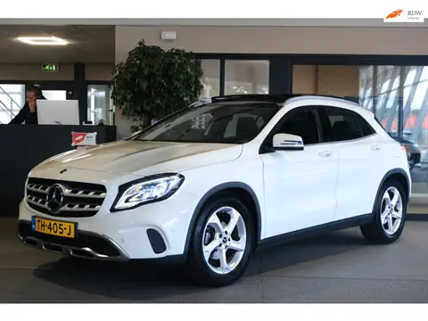 Mercedes-Benz GLA-klasse 180 Ambition Pano Trekhaak Cam PDC Navi Airco