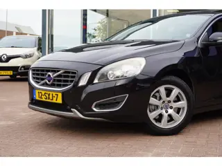 Foto 13 van Volvo V60 2.0T Summum Automaat | Airco | Navigatie | Elek. pakket | Youngtimer | Inruil mogelijk