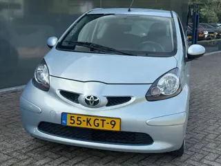 Foto 18 van Toyota Aygo 1.0-12V + Airco Radio CD Speler