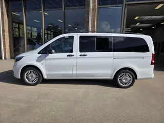 Foto 15 van Mercedes-Benz eVito Tourer PRO L2 8-Persoons Airco L & R Schuifdeur Command Navigatie Zwart leder