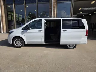 Foto 17 van Mercedes-Benz eVito Tourer PRO L2 8-Persoons Airco L & R Schuifdeur Command Navigatie Zwart leder