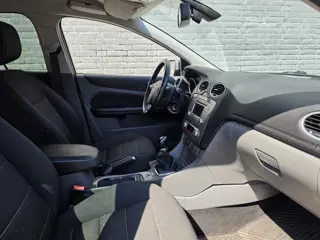 Foto 16 van Ford FOCUS Wagon 1.6-16V Titanium Airco APK 11-2027 ✅