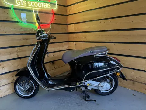 Vespa Snorscooter Primavera 4T (bj 2017, automaat)