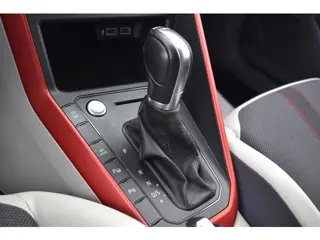 Foto 15 van Volkswagen Polo 1.0 TSI Highline R-Line Beats BSM | Navigatie | Digitaal Dashboard | Stoelverwarming