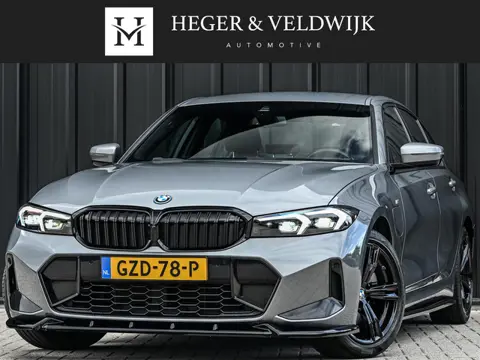 BMW 3-serie 330e | M-Sport | NL auto | Facelift | Stoelverwarming | Camera | Ambiance Interieur | Sh