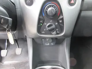 Foto 11 van Toyota Aygo 1.0 VVT-i x-play