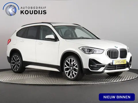 BMW X1 sDrive20i High Executive (Pano / Afn. trekhaak / Camera / Head up / Elek. achterklep / 19'')