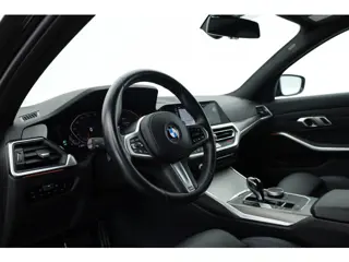 Foto 16 van BMW 3 Serie Touring 320i M Sport | Rijklaar! | Dig. Cockpit | Stoelverw. | Adapt. Cruise | PDC | Nav