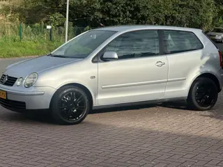 Volkswagen Polo 1.4-16V met nieuw koppeling/apk/remblokken en schijven