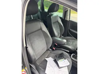 Foto 13 van Volkswagen Polo 1.4-16V Highline leder a.p.k 2027 airco