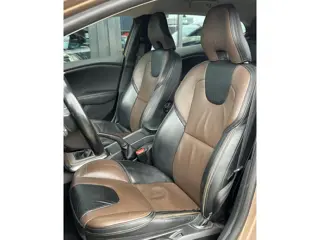 Foto 19 van Volvo V40 Cross Country 1.6 T4 Summum 179PK | NL AUTO | NAP | Lederen Bekleding | Achteruitrijcamera