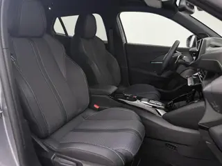 Foto 15 van Peugeot 2008 1.2 Hybrid 145 GT 360.Camera/Ad.Cruise/Led.Matrix/ Nav/Ecc/CarPlay/Keyless