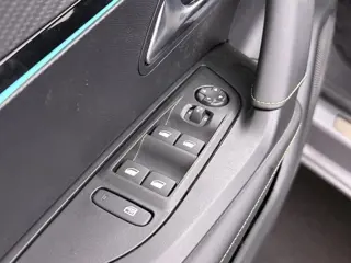 Foto 17 van Peugeot 2008 1.2 Hybrid 145 GT 360.Camera/Ad.Cruise/Led.Matrix/ Nav/Ecc/CarPlay/Keyless