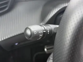 Foto 20 van Peugeot 2008 1.2 Hybrid 145 GT 360.Camera/Ad.Cruise/Led.Matrix/ Nav/Ecc/CarPlay/Keyless