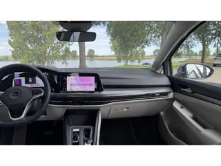 Foto 12 van Volkswagen Golf 1.5 eTSI DSG Camera Led Carplay Trekhaak Sfeerverlichting