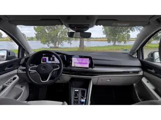 Foto 11 van Volkswagen Golf 1.5 eTSI DSG Camera Led Carplay Trekhaak Sfeerverlichting