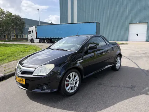 Opel Tigra TwinTop 1.4-16V Enjoy Automaat 90 PK. Leuke inruilauto voor de liefhebber !!! Net nieuwe 