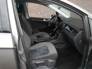 Foto 14 van Volkswagen Golf Sportsvan 1.6 TDI Highline | Navigatie | CarPlay | Cruise Control | Trekhaak | Licht