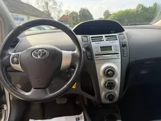 Foto 12 van Toyota Yaris 1.0 VVTi automaat, airco, NAP, APK, nette auto