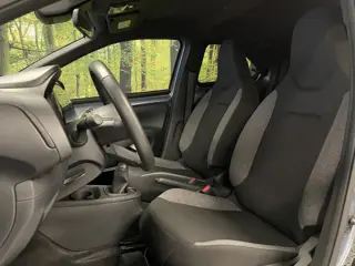Foto 18 van Toyota Aygo X 1.0 VVT-i MT Play | Achteruitrijcamera | Apple Carplay | Stoelverwarming | Regensensor