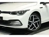 Foto 30 van Volkswagen Golf 1.5 eTSI ACT / PANO / HUD / ACC / MEMORY / MASSAGE / CARPLAY / STUUR+STOELVERW