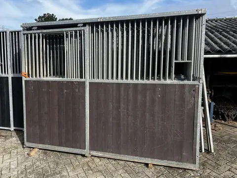 Paardenboxen 3x3 meter uitschuifbaar.