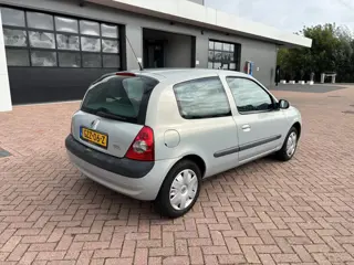 Foto 17 van Renault Clio 1.2-16V Dynamique Comfort Automaat I Airco