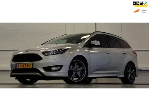 Ford Focus Wagon 1.5 ST-Line Trekhaak Xenon 100% Dealer onderhouden Mooi!