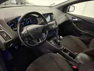Foto 14 van Ford Focus Wagon 1.5 ST-Line Trekhaak Xenon 100% Dealer onderhouden Mooi!