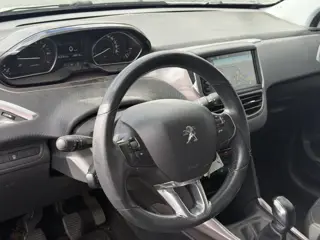 Foto 14 van Peugeot 2008 1.2 PureTech Active | Lees tekst | Cruise | Climate | Riem v.v