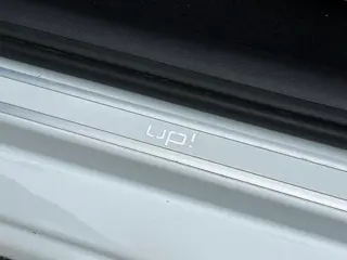 Foto 14 van Volkswagen Up! 1.0 high up! BlueMotion Navi stoelverwarming park sensor airco bluetooth