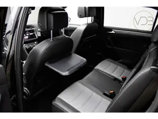 Foto 18 van Volkswagen Tiguan Allspace 1.5 TSI Highline Business R 7-Persoons PANO TREKHAAK