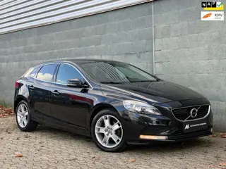 Volvo V40 1.6 D2 Momentum Airco|Navi|Trekhaak|Camera|Lmv|Nap|Boekjes