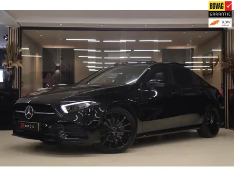 Mercedes-Benz A-klasse 250 e Premium Plus AMG NIGHT PAKKET PANO/BLACKSTYLE/CARPLAY/CAM/BOMVOL