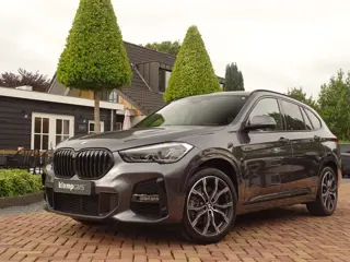 Foto 13 van BMW X1 sDrive20i M-Sport | HUD | Trekhk | Camera | Carplay | 19 inch Unieke kmstand!