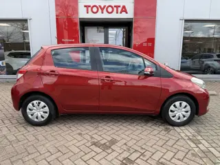 Foto 12 van Toyota Yaris 1.0 VVT-i Now | All-wheather banden | Dealer onderhouden