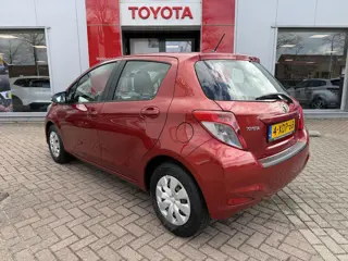Foto 13 van Toyota Yaris 1.0 VVT-i Now | All-wheather banden | Dealer onderhouden