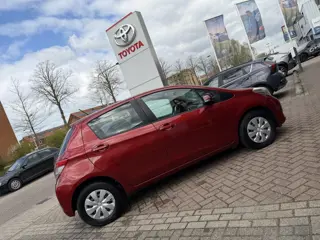 Foto 17 van Toyota Yaris 1.0 VVT-i Now | All-wheather banden | Dealer onderhouden