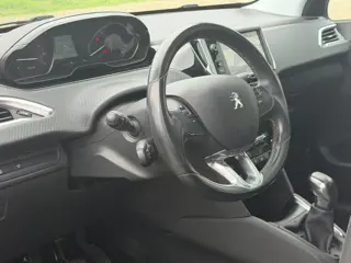 Foto 15 van Peugeot 208 1.2 e-THP 110pk Allure - Gris Platinium - Panoramadak/Carplay/Cruise
