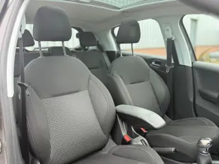 Foto 17 van Peugeot 208 1.2 e-THP 110pk Allure - Gris Platinium - Panoramadak/Carplay/Cruise