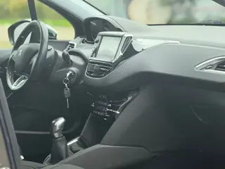 Foto 19 van Peugeot 208 1.2 e-THP 110pk Allure - Gris Platinium - Panoramadak/Carplay/Cruise