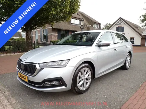 Škoda Octavia Combi 1.5 e-TSI / ACC / CARPLAY / KEYLESS / CAMERA / SFEERVERLICHTING